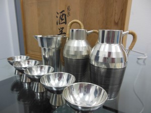 スズ（錫）製の酒器の画像です。