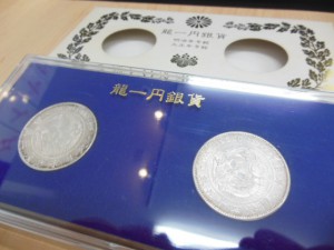 1円銀貨の2枚セットの画像です。