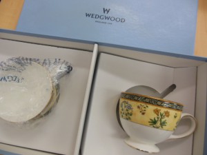 WEDGEWOODのコーヒーカップ2点の画像です。