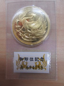 天皇陛下御即位記念10万円金貨の画像です。