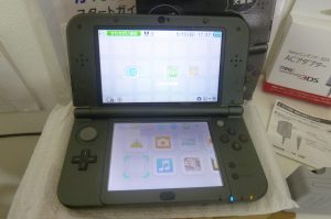 3DS本体　メタルブラック　箱有り　ACアダプター付き (1)