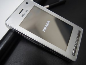 大吉鶴見店はドコモのPRADA Phoneをお買取り致しました。