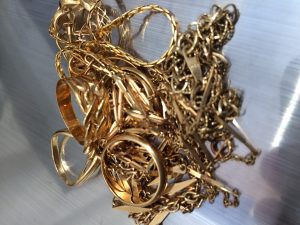 金のアクセサリーを売るなら三田駅前の大吉にお越しください