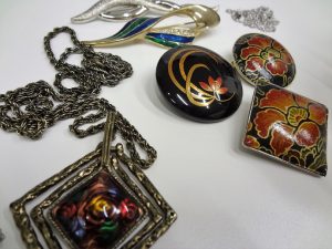 伊勢崎市のお客様より工芸品・アクセサリーを買取ました！