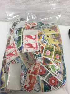 大量の切手でも喜んで買取している大吉アルプラザ堅田店です。