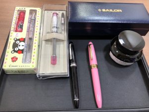 万年筆などの文房具の買取も行っている大吉えるむプラザ三田店です！