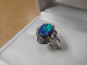 Pt900×ブラックオパール2.18ct×ダイヤ取り巻き0.56ct デザインリング9.6g　鑑別書