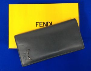  FENDI モンスター 長財布 ネイビー 現行モデルをお買取りいたしました。 買取専門店 大吉 聖蹟桜ヶ丘オーパ店です。