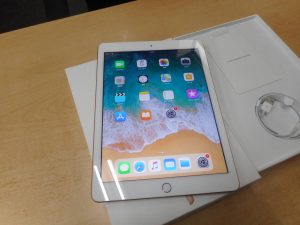 au版 iPad 第6世代　Wi-Fi Cellular 9.7インチ 32GB MRM02J A ゴールド　