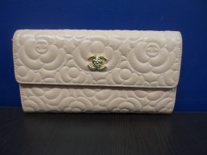 シャネル CHANEL カメリア 二つ折り財布