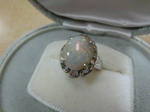 Pt900×大粒オパール3.76ct×取り巻きダイヤ0.37ct デザインリング9.8g　