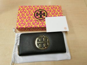 TORY BURCH・トリーバーチ　ゴールドロゴ付き　ラウンドファスナー長財布　ブラック　