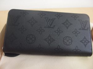 LV ルイヴィトン マヒナ ジッピーウォレット