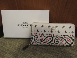 COACH　長財布 ラウンドファスナー 　バタフライ バンダナプリント　高価買取致します。（香川県）