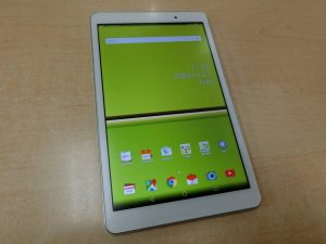 Huawei・au Qua tab 02・HWT31タブレット・ホワイト・制限〇