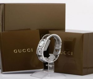 Gucciバングル型時計 YA112523