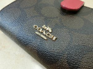 COACH・コーチF23553・二つ折り財布・ブラウン×トゥルーレッド・ジップウォレット