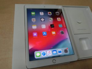 au版・Apple iPad Pro 9.7インチ・MLYJ2J A・32GB・ローズゴールド・Wi-Fi+Cellular・制限〇・中古美品