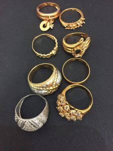 石が取れてしまっている金、プラチナ、銀のアクセサリーも買取している、東大阪にある大吉じゃんぼ食鮮館花園店です！