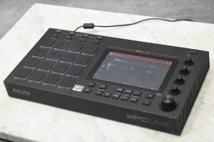 AKAI アカイ ＭＰＣ ＬＩＶＥ サンプラー