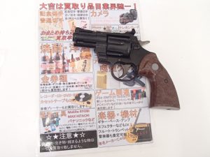 おもちゃの拳銃、モデルガンですね。