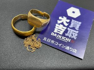 金のネックレスと金の指輪