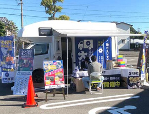 野外で買取イベントをおこなっている様子